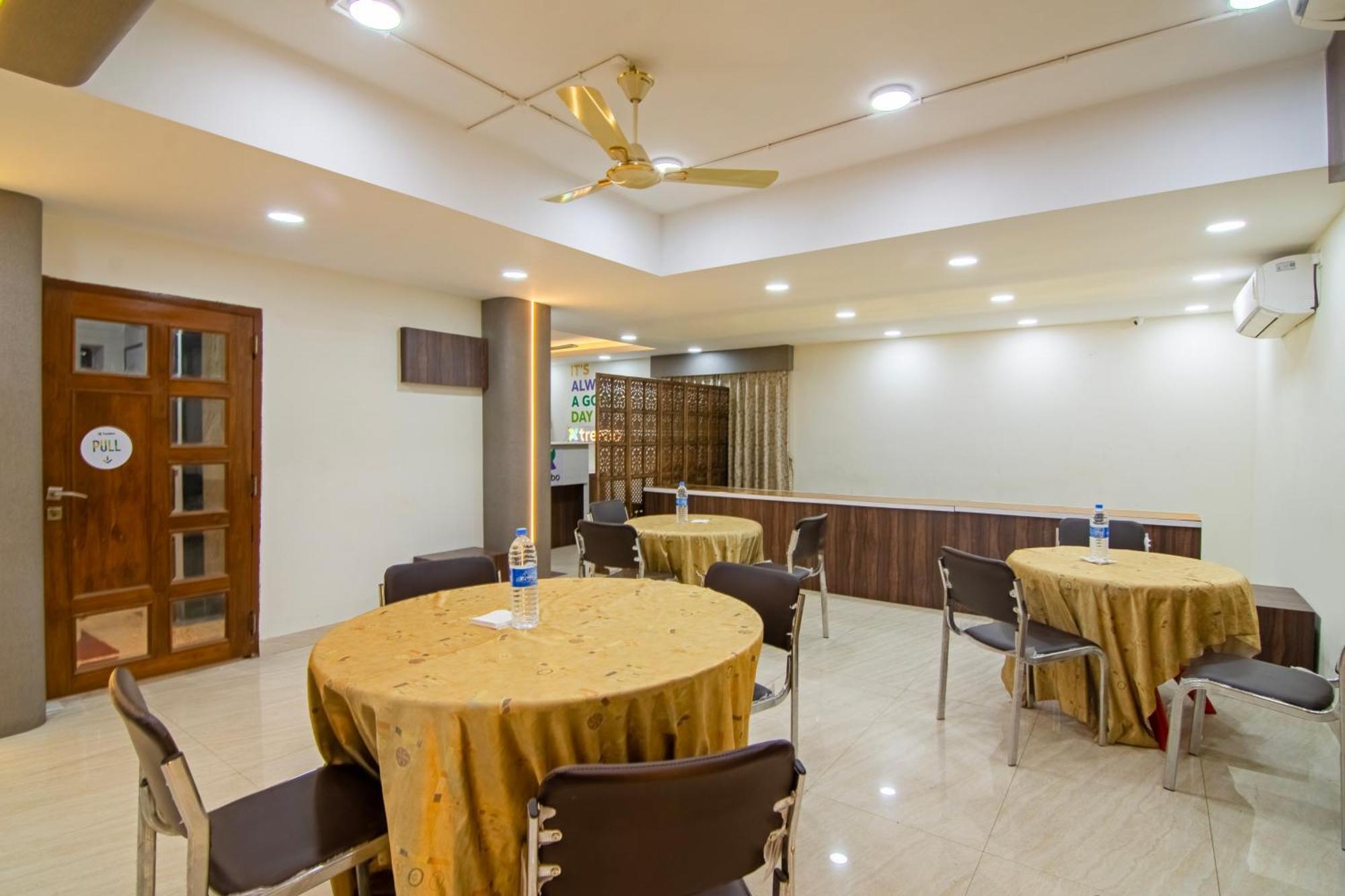 Treebo Petals Banquet & Suites - Calcutta Extérieur photo